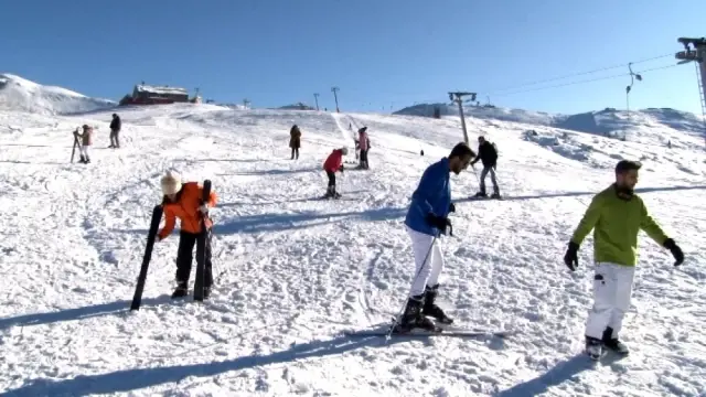 Uludağ'da kayak sezonu açıldı, tatilciler pistlere akın etti