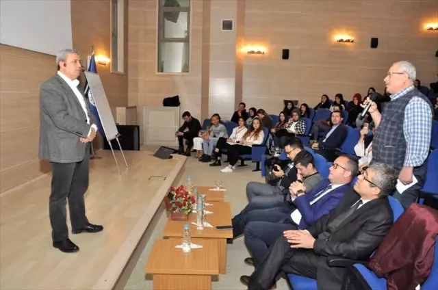 Uşak Üniversitesi'nde girişimcilik ve risk yönetimi zirvesi paneli Uşak Üniversitesi'nde girişimcilik ve risk yönetimi zirvesi paneli