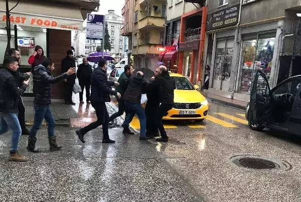2 polisin, linçten kurtardıkları Ceren'in katilinin kaçmasını yaralı halde engellediği ortaya çıktı 2 polisin, linçten kurtardıkları Ceren'in katilinin kaçmasını yaralı halde engellediği ortaya çıktı