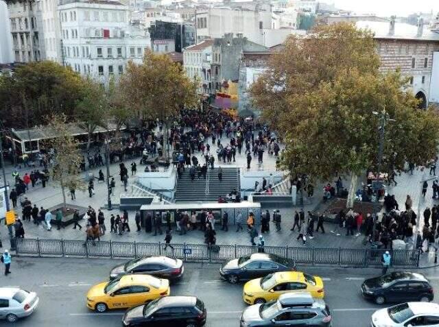 80 milyonluk kuyruk! Eminönü'ndeki yılbaşı bileti kuyruğu havadan görüntülendi