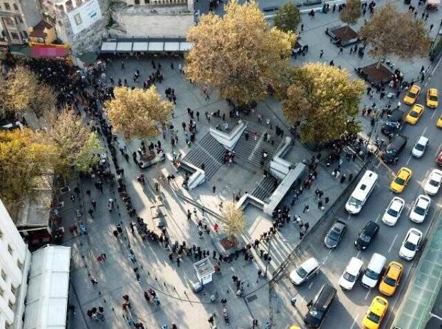 80 milyonluk kuyruk! Eminönü'ndeki yılbaşı bileti kuyruğu havadan görüntülendi