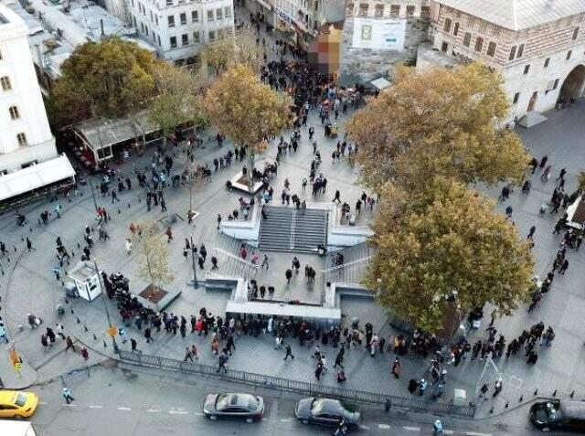 80 milyonluk kuyruk! Eminönü'ndeki yılbaşı bileti kuyruğu havadan görüntülendi