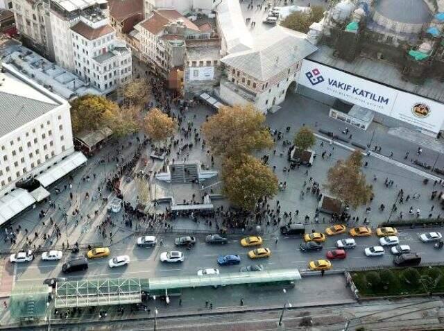 80 milyonluk kuyruk! Eminönü'ndeki yılbaşı bileti kuyruğu havadan görüntülendi