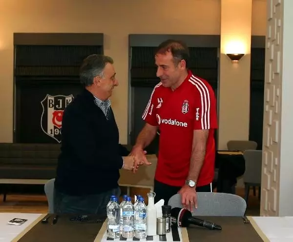 Ahmet Nur Çebi, futbolcular ve teknik heyet ile buluştu Ahmet Nur Çebi, futbolcular ve teknik heyet ile buluştu