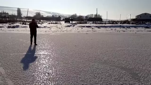 Aktaş Gölü'nün yüzeyi buz tuttu Aktaş Gölü'nün yüzeyi buz tuttu