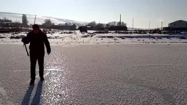 Aktaş Gölü'nün yüzeyi buz tuttu Aktaş Gölü'nün yüzeyi buz tuttu