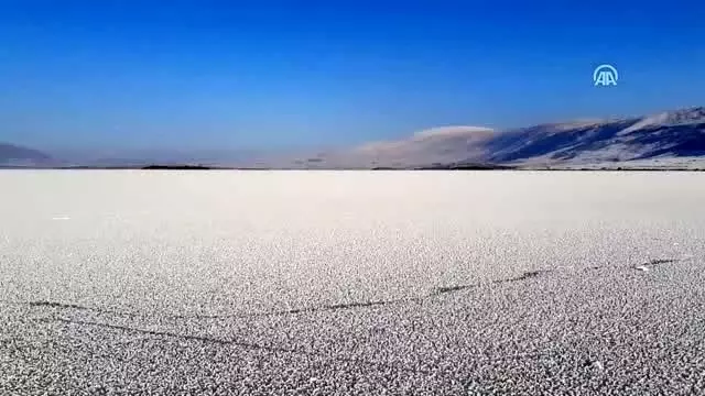 Aktaş Gölü'nün yüzeyi buz tuttu Aktaş Gölü'nün yüzeyi buz tuttu