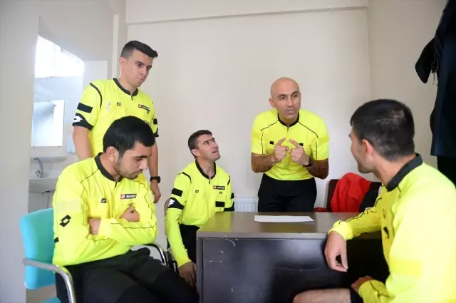 Amatör futbol maçını engelli gençler yönetti Amatör futbol maçını engelli gençler yönetti