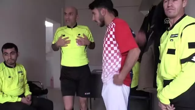 Amatör futbol maçını engelli gençler yönetti Amatör futbol maçını engelli gençler yönetti