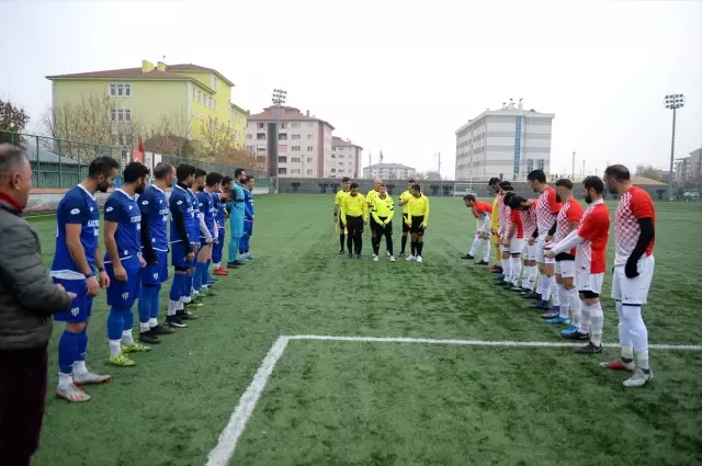 Amatör futbol maçını engelli gençler yönetti Amatör futbol maçını engelli gençler yönetti