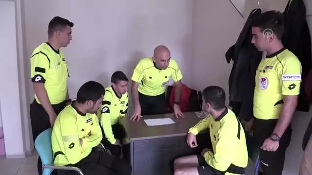 Amatör futbol maçını engelli gençler yönetti Amatör futbol maçını engelli gençler yönetti