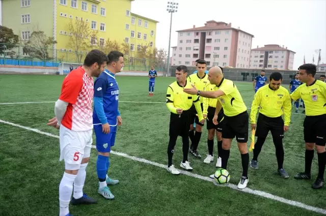 Amatör futbol maçını engelli gençler yönetti Amatör futbol maçını engelli gençler yönetti
