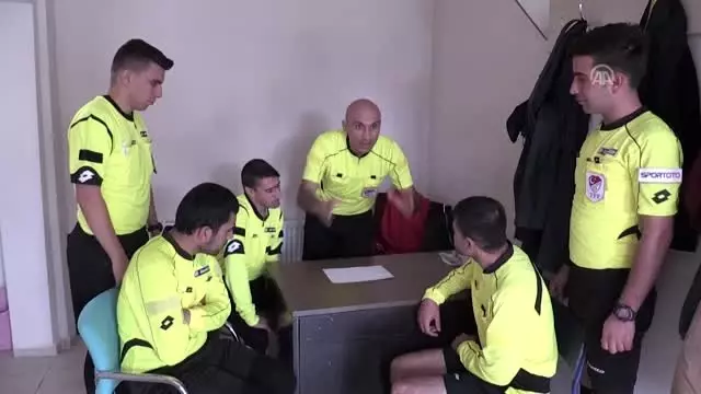 Amatör futbol maçını engelli gençler yönetti Amatör futbol maçını engelli gençler yönetti