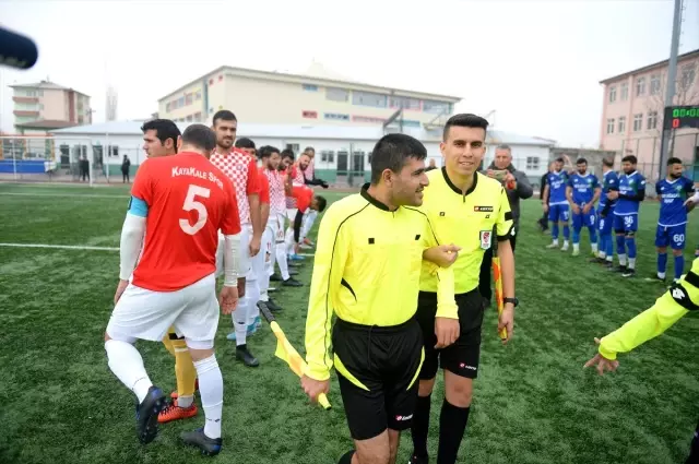 Amatör futbol maçını engelli gençler yönetti Amatör futbol maçını engelli gençler yönetti