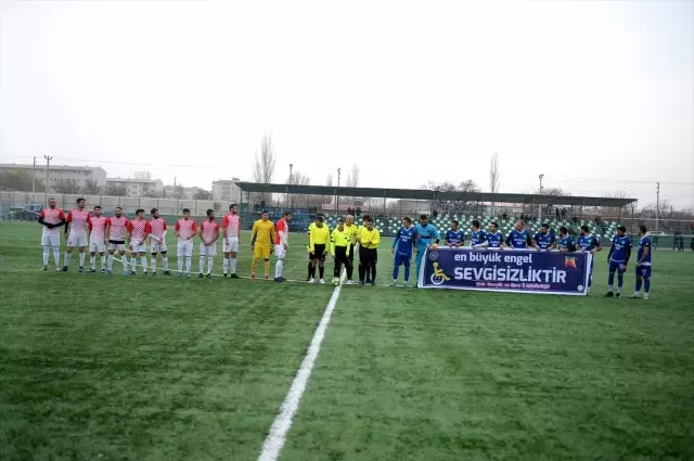 Amatör futbol maçını engelli gençler yönetti Amatör futbol maçını engelli gençler yönetti
