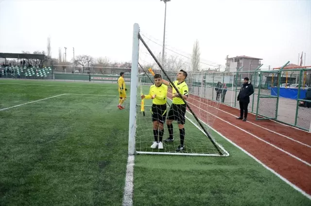 Amatör futbol maçını engelli gençler yönetti Amatör futbol maçını engelli gençler yönetti