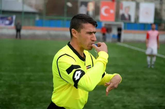 Amatör futbol maçını engelli gençler yönetti Amatör futbol maçını engelli gençler yönetti