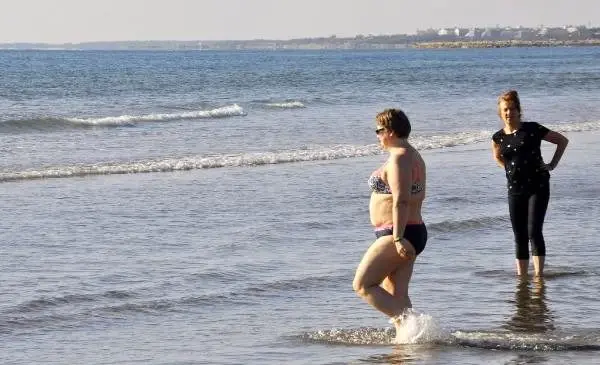 Antalya'da turistler aralık ayında denize girdi