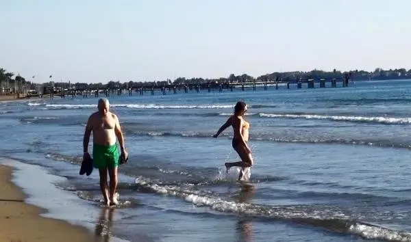 Antalya'da turistler aralık ayında denize girdi