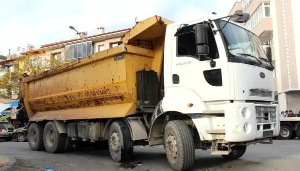 Ayakları kamyonun altında kalan Aylin'in sağ ayağı kesildi.