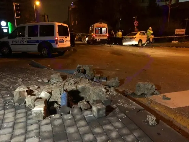 Başkent'te otomobil polis aracına çarptı: 2'si polis 3 yaralı