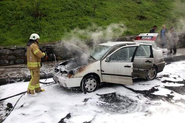 Canını hiçe saydı! Yanan otomobilden yürüme engelli kayınvalidesini son anda kurtardı