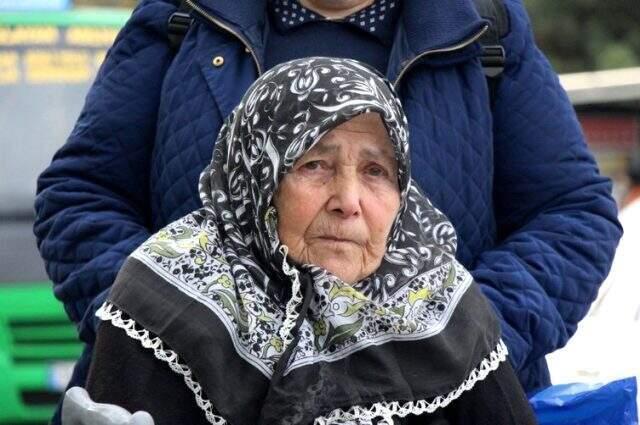 Canını hiçe saydı! Yanan otomobilden yürüme engelli kayınvalidesini son anda kurtardı
