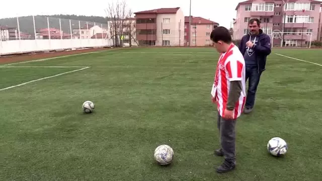 Down sendromlu iki çocuğun 'yeşil sahaya çıkma' hayali gerçek oldu Down sendromlu iki çocuğun 'yeşil sahaya çıkma' hayali gerçek oldu
