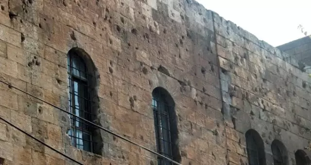 Duvar yıkılınca, Fransızlarla yaşanan çatışmanın izleri ortaya çıktı