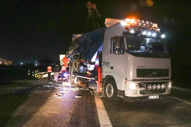 Düzce'de tır şoförünün hatası felakete yol açtı: 2 ölü, 23 yaralı Düzce'de tır şoförünün hatası felakete yol açtı: 2 ölü, 23 yaralı