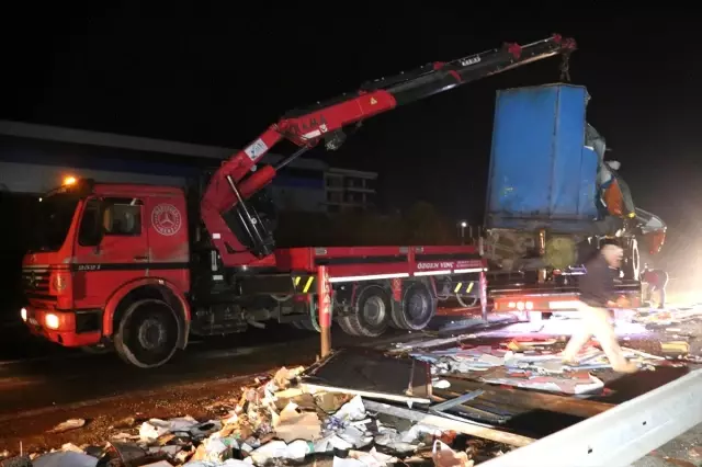 Düzce'de yolcu otobüsü ile kargo tırı çarpıştı: 2 ölü, 23 yaralı Düzce'de yolcu otobüsü ile kargo tırı çarpıştı: 2 ölü, 23 yaralı
