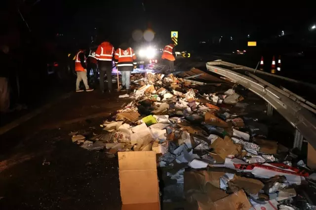 Düzce'de yolcu otobüsü ile kargo tırı çarpıştı: 2 ölü, 23 yaralı Düzce'de yolcu otobüsü ile kargo tırı çarpıştı: 2 ölü, 23 yaralı
