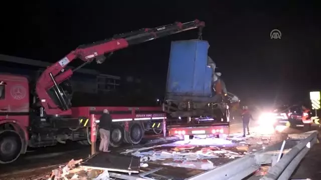 Düzce'de yolcu otobüsü ile kargo tırı çarpıştı: 2 ölü, 23 yaralı Düzce'de yolcu otobüsü ile kargo tırı çarpıştı: 2 ölü, 23 yaralı