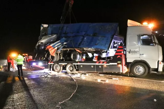 Düzce'de yolcu otobüsü ile kargo tırı çarpıştı: 2 ölü, 23 yaralı Düzce'de yolcu otobüsü ile kargo tırı çarpıştı: 2 ölü, 23 yaralı