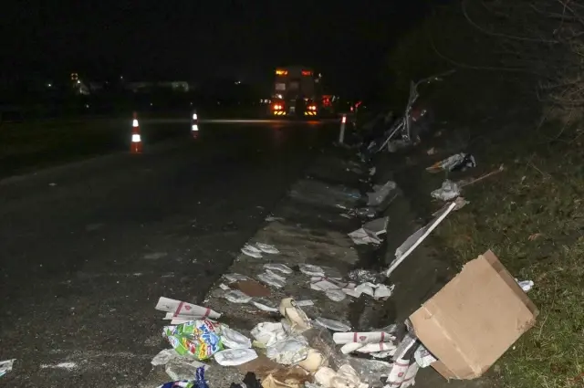 Düzce'de yolcu otobüsü ile kargo tırı çarpıştı: 2 ölü, 23 yaralı Düzce'de yolcu otobüsü ile kargo tırı çarpıştı: 2 ölü, 23 yaralı