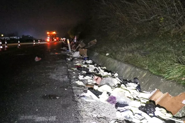 Düzce'de yolcu otobüsü ile kargo tırı çarpıştı: 2 ölü, 23 yaralı Düzce'de yolcu otobüsü ile kargo tırı çarpıştı: 2 ölü, 23 yaralı