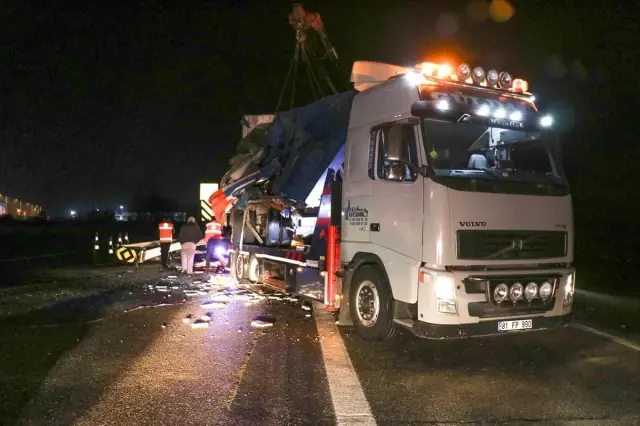 Düzce'de yolcu otobüsü ile kargo tırı çarpıştı: 2 ölü, 23 yaralı Düzce'de yolcu otobüsü ile kargo tırı çarpıştı: 2 ölü, 23 yaralı
