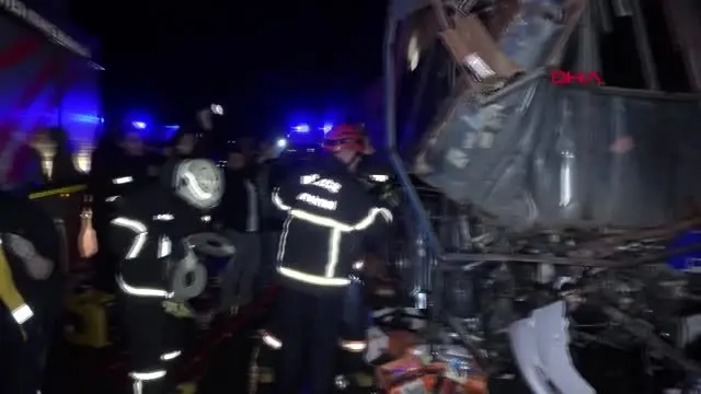Düzce otobüs, otoyolda hatalı dönüş yapan tır'a çarptı 2 ölü, 35 yaralı Düzce otobüs, otoyolda hatalı dönüş yapan tır'a çarptı 2 ölü, 35 yaralı