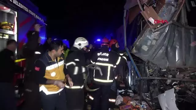 Düzce otobüs, otoyolda hatalı dönüş yapan tır'a çarptı 2 ölü, 35 yaralı Düzce otobüs, otoyolda hatalı dönüş yapan tır'a çarptı 2 ölü, 35 yaralı