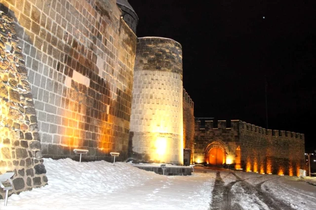 Erzurum Kalesi ile 844 yıllık saat kulesi ışıklandırıldı ile ilgili görsel sonucu