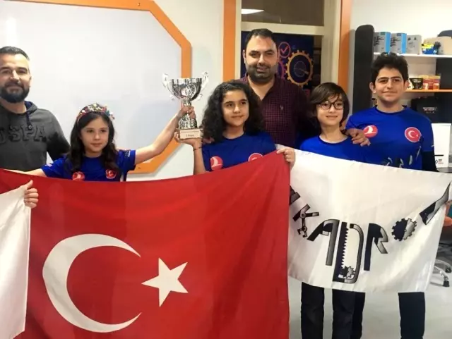 Estonya'da düzenlenen robot yarışmasında dünya şampiyonu oldular