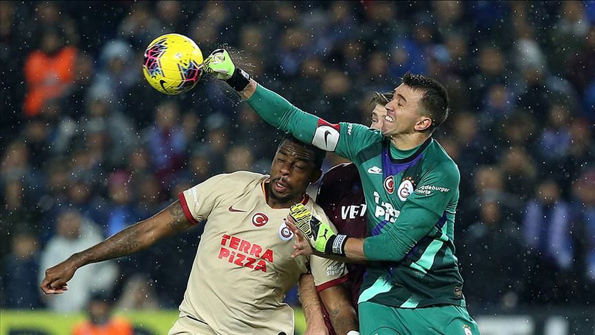 Fernando Muslera Galatasaray'ı sırtlıyor!