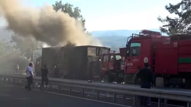 Gıda malzemesi yüklü tırda çıkan yangın söndürüldü Gıda malzemesi yüklü tırda çıkan yangın söndürüldü