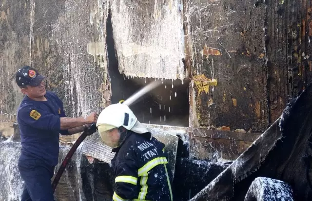 Gıda malzemesi yüklü tırda çıkan yangın söndürüldü Gıda malzemesi yüklü tırda çıkan yangın söndürüldü