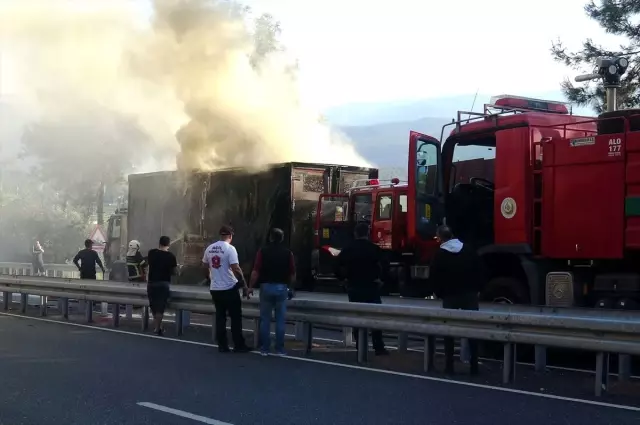 Gıda malzemesi yüklü tırda çıkan yangın söndürüldü Gıda malzemesi yüklü tırda çıkan yangın söndürüldü