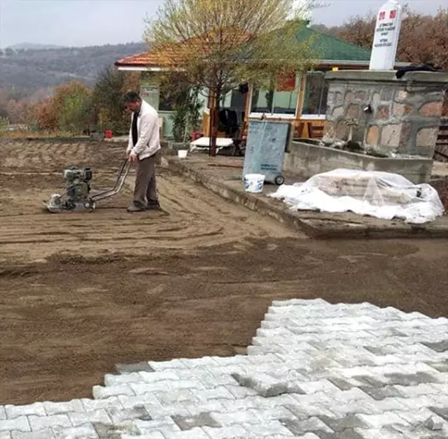 Güdül'de mahallelere parke taşı döşeniyor