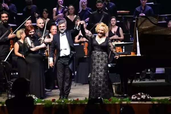 Gülsin Onay, Mersinli sanatseverlere unutulmaz bir gece yaşattı Gülsin Onay, Mersinli sanatseverlere unutulmaz bir gece yaşattı