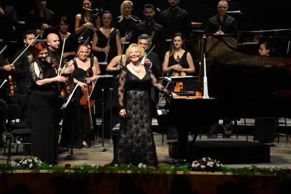 Gülsin Onay, Mersinli sanatseverlere unutulmaz bir gece yaşattı Gülsin Onay, Mersinli sanatseverlere unutulmaz bir gece yaşattı