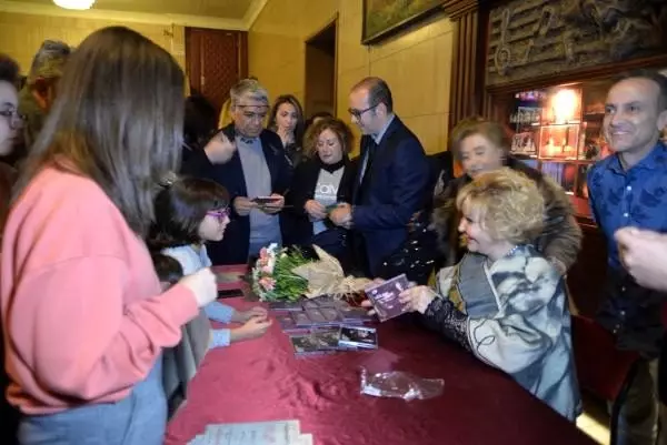Gülsin Onay, Mersinli sanatseverlere unutulmaz bir gece yaşattı Gülsin Onay, Mersinli sanatseverlere unutulmaz bir gece yaşattı