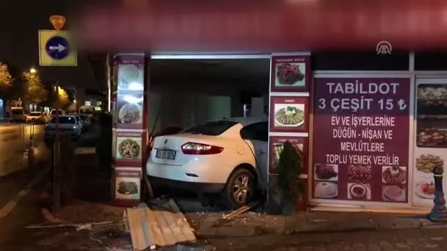 İstanbul'da otomobil lokantaya girdi